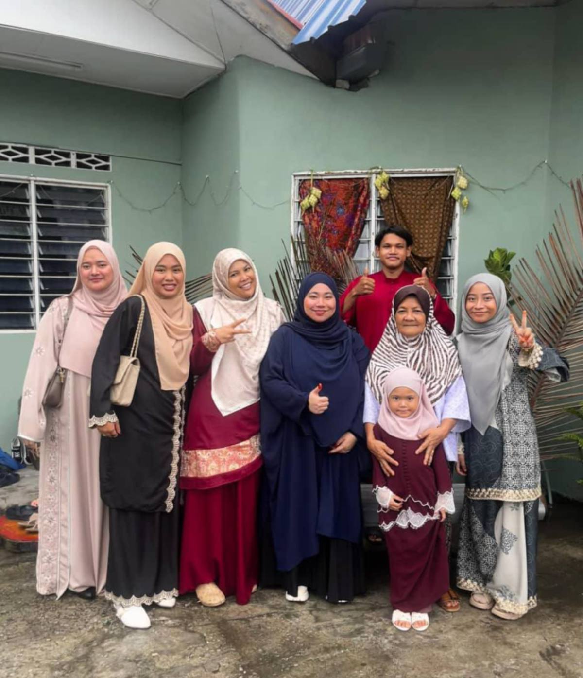 Qurratun (tengah) beraya di rumah rakannya di Klang, Selangor.