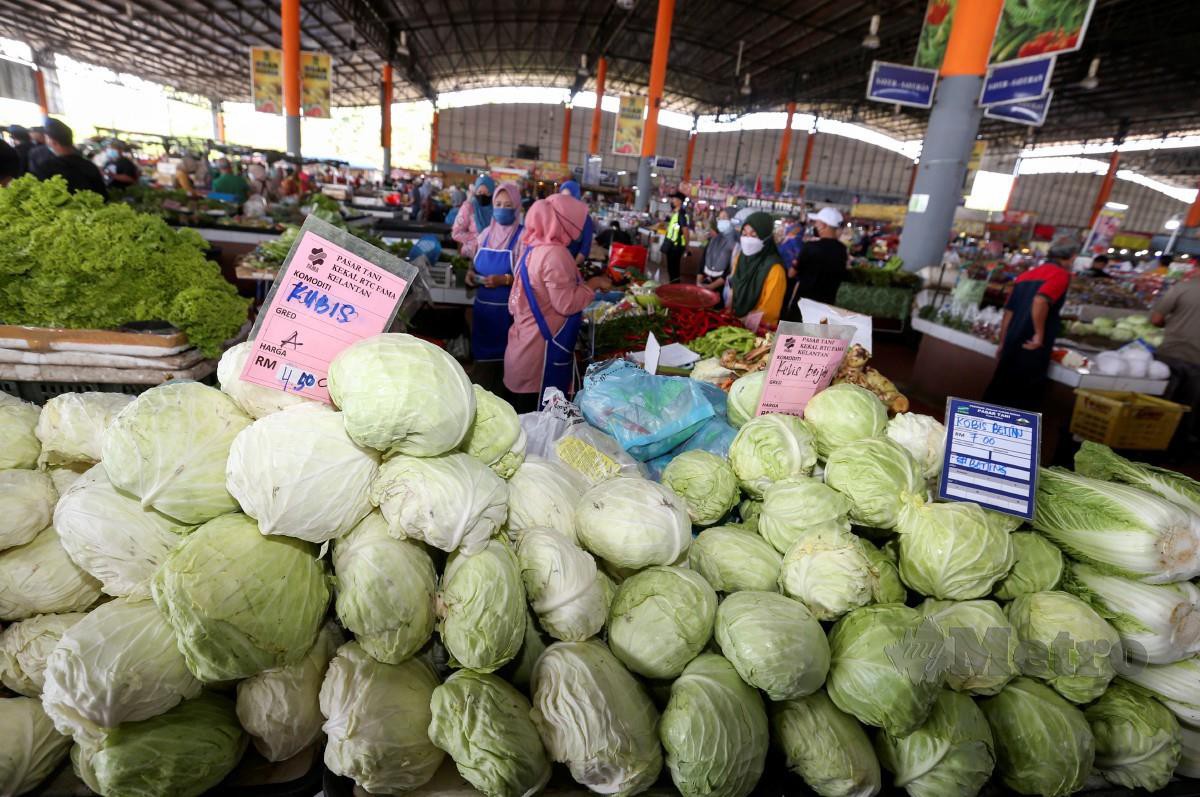 Harga barangan keperluan termasuk sayur-sayuran dan ayam di Kelantan menunjukkan trend penurunan. FOTO NIK ABDULLAH NIK OMAR