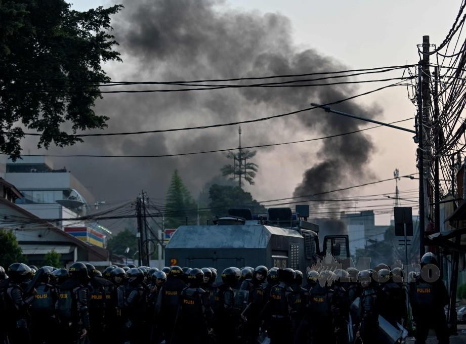 POLIS Indonesia siap sedia mengempur perusuh. -Foto AFP