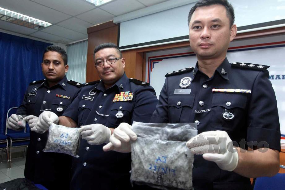 NORZAMRI (tengah) menunjukkan dadah yang dirampas daripada serbuan yang dilakukan pada sidang akhbar di Ibu Pejabat Daerah Maran. -Foto MUHD ASYRAF SAWAL