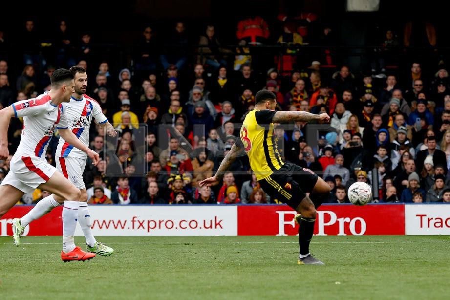 GRAY (kanan) jaring gol kemenangan Watford. -Foto AFP