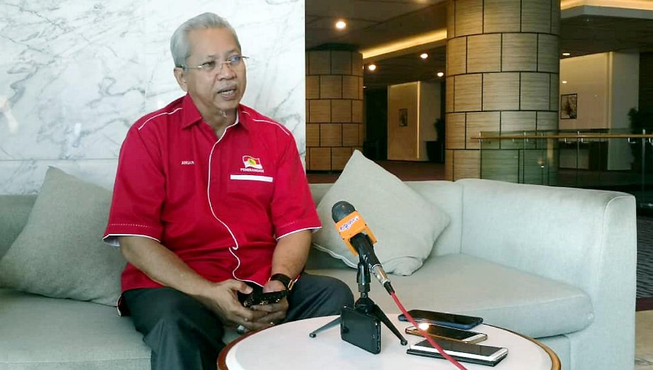 ANNUAR pada sidang media, di Sandakan mengumumkan menarik diri daripada bertanding untuk merebut jawatan Presiden FAM. -Foto POLIANA RONNIE SIDOM