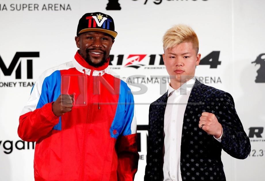 MAYWEATHER (kiri) bergambar dengan Nasukawa. -Foto Reuters
