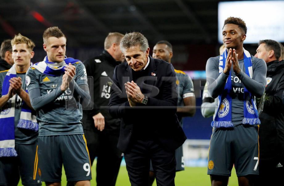 PUEL (tengah) meraikan kemenangan Leicester sebelum bergegas ke Thailand untuk majlis pengbumian Vichai. -Foto Reuters