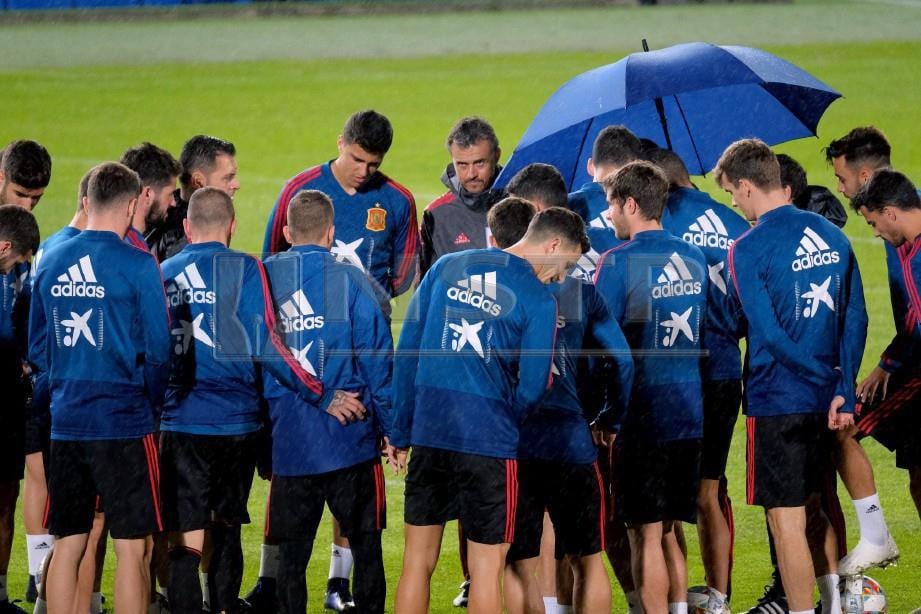 ENRIQUE (tengah) memberi arahan kepada pemainnya ketika sesi latihan pasukan Sepanyol. -Foto EPA