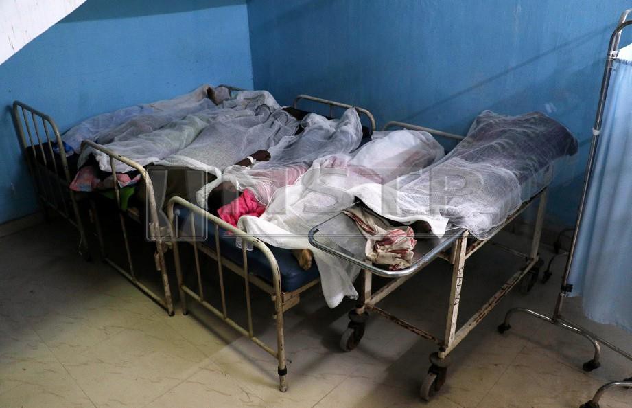 ANTARA mangsa yang maut akibat meminum arak beracun di Assam. -Foto EPA