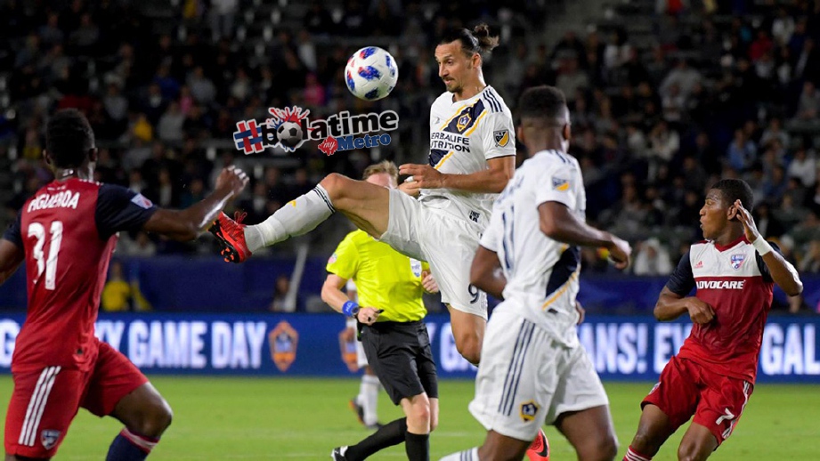 IBRAHIMOVIC (tengah) ledak dua gol ketika menentang FC Dallas. FOTO/AFP 