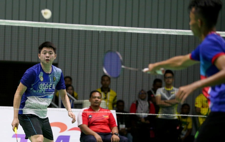 JIA Wei (kiri) memenangi emas menewaskan Aidil Sholeh di final perseorangan individu di Arena Badminton,Ipoh. -Foto L MANIMARAN