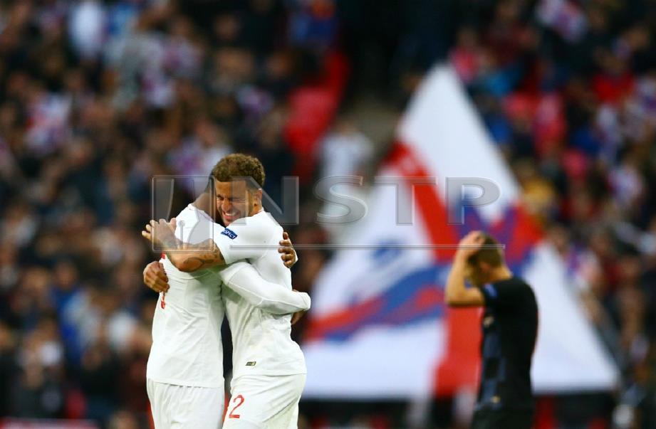 JOE Gomez dan Kyle Walker meraikan kemenangan England. FOTO Reuters
