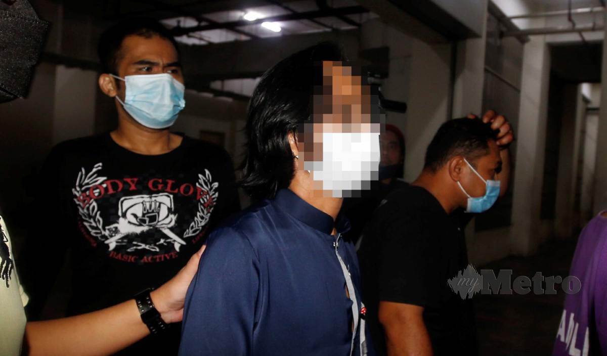 PENYANYI yang memukul bekas isterinya dihadapkan ke mahkamah bagi mendapatkan reman di Mahkamah Majistret Petaling Jaya. FOTO Hairul Anuar Rahim