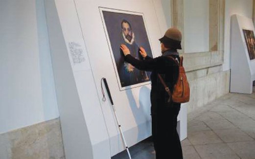 SEMAKIN banyak muzium beri peluang kepada pengunjung buta akses kepada karya seni.