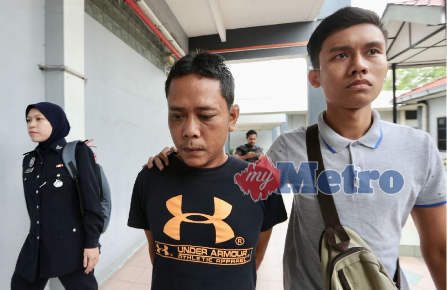 SEORANG penganggur, Ridzuan Mohamad (kiri) mengaku bersalah kerana mencabul seorang remaja perempuan di Jalan Felcra Changkat Lada-Ulu Dedap, Seberang Perak, bulan lalu di Mahkamah Sesyen, Ipoh. Foto NSTP/ABDULLAH YUSOF