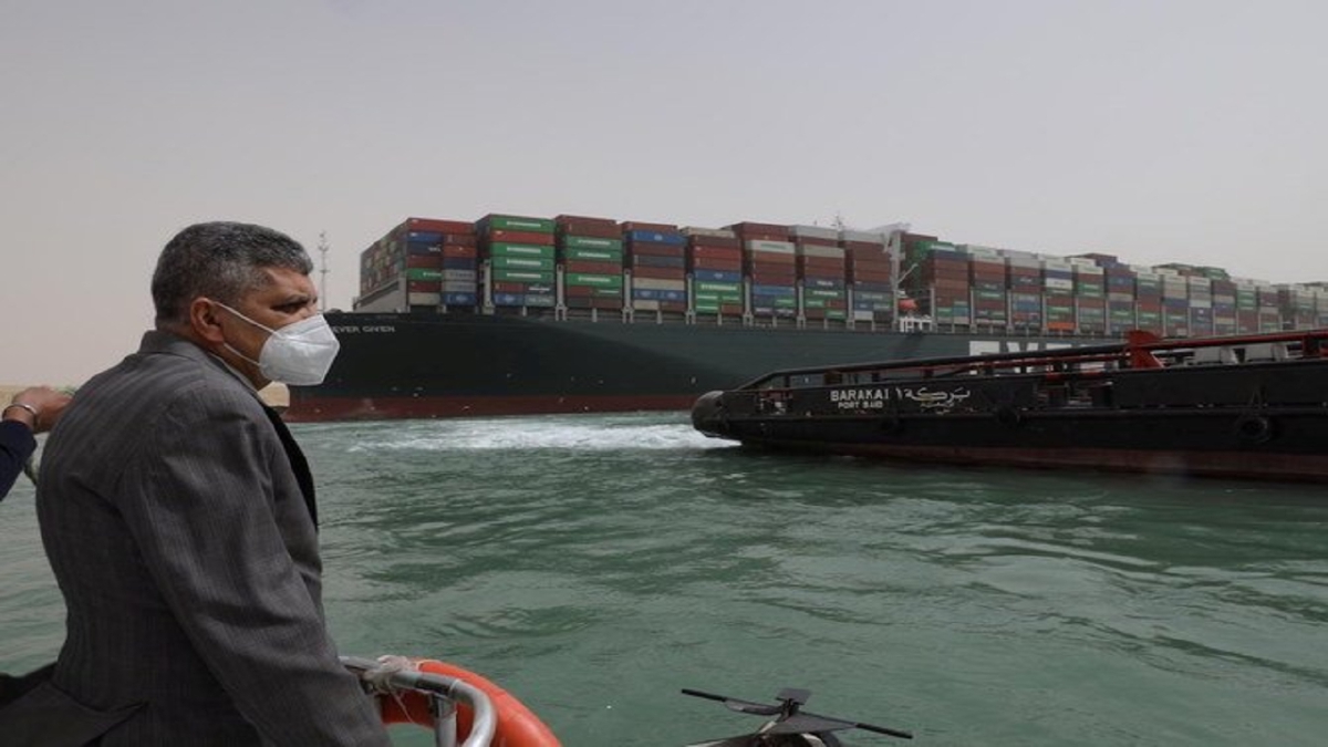 OSAMA Rabei meninjau lokasi kapal kontena yang tersekat di Terusan Suez. FOTO Agensi.