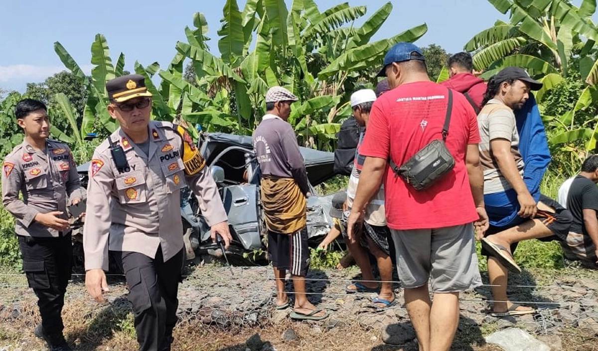 EMPAT orang dilaporkan terbunuh dalam kemalangan selepas sebuah kenderaan pelbagai guna (MPV) berlanggar dengan kereta api di daerah Pasuruan, Jawa Timur. FOTO Polis Indonesia