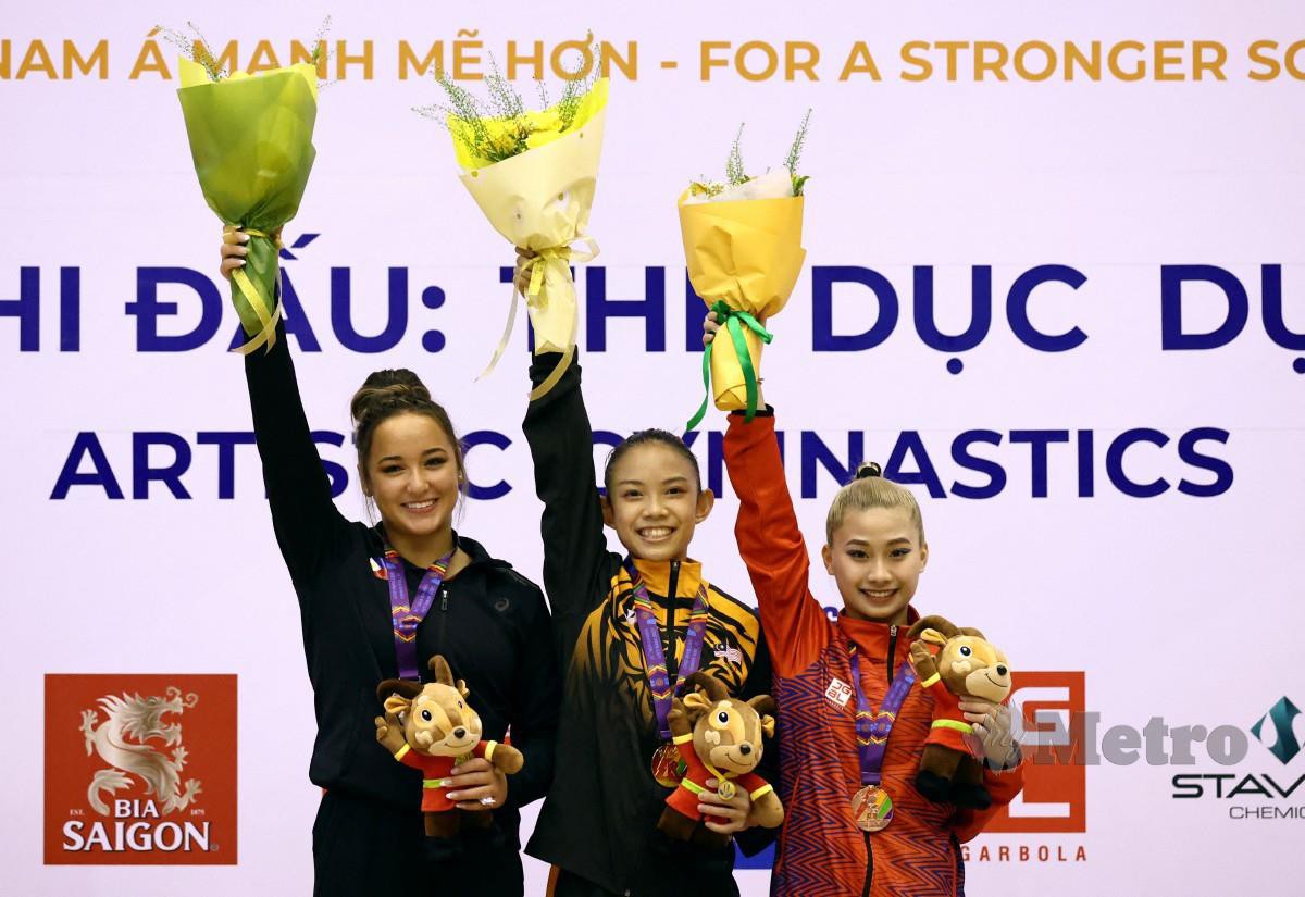 RACHEL (tengah) meraikan kejayaan meraih emas di pentas podium hari ini bersama pemenang pingat perak dan gangsa. FOTO Reuters