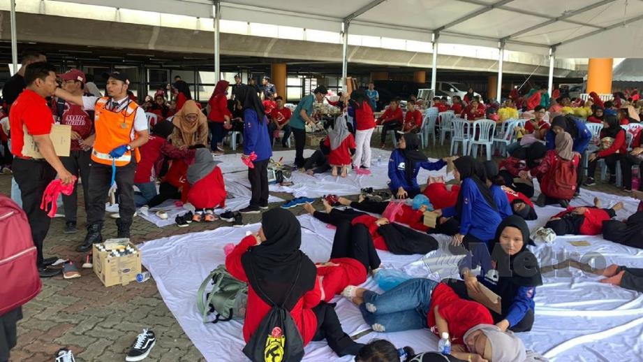 ANTARA peserta dirawat selepas mengalami muntah dan cirit-birit ketika menghadiri Kongres Maruah Melayu di Stadium Malawati, Shah Alam. FOTO Ihsan Jabatan Kesihatan Negeri Selangor
