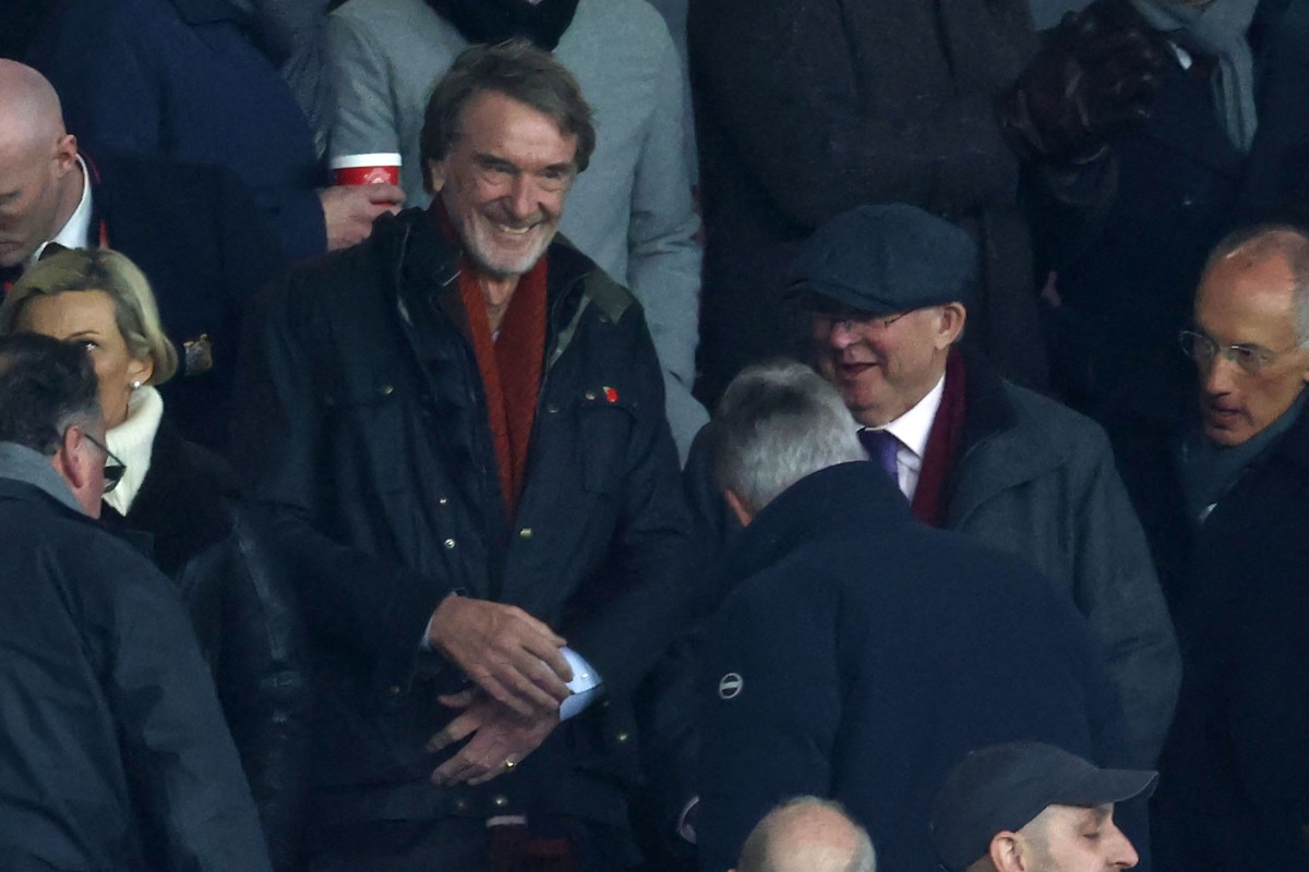 JIM Ratcliffe (kiri) ketika menyaksikan perlawanan antara Man United dengan Tottenham Hotspur di Old Trafford. FOTO AFP