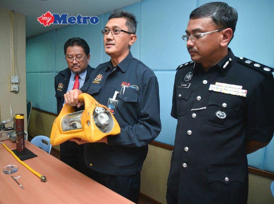 Pembantu Jurutera Kanan AELB Zulkefle Hussin (tengah) bersama Alzafny menunjukkan model projektor radioaktif pada sidang media di IPD Klang Selatan. FOTO Muhammad Sulaiman 