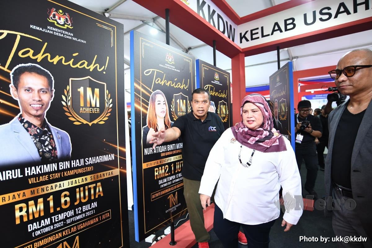 Rubiah melawat ruang pameran kejayaan usahawan desa melalui aktiviti Kelab Usahawan 1 Juta (KU1J) di Anjung Floria, Putrajaya, hari ini.