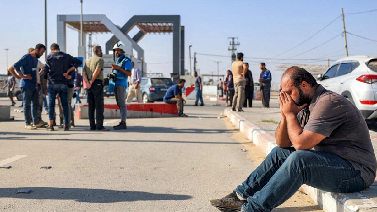 SEORANG lelaki duduk berhampiran pintu pagar di Sempadan Rafah. FOTO AFP