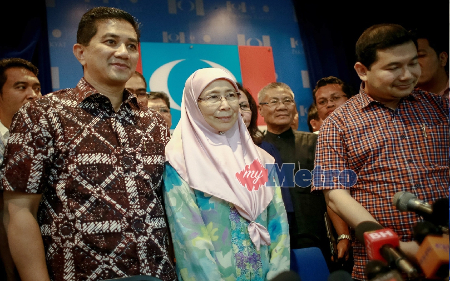 Gambar fail Presiden PKR Datuk Seri Dr Wan Azizah Wan Ismail bersama Mohamed Azmin (kiri) dan Rafizi pada sidang media parti sebelum ini. 