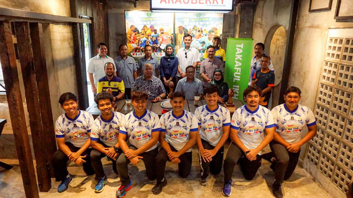 BARISAN pemain skuad ragbi Perlis (hadapan) yang akan dipersiapkan bersaing dalam Kejohanan Ragbi Diraja Perlis Terbuka 7 Sepasukan sebagai persiapan menghadapi Sukma 2024 di Sarawak nanti. FOTO Aizat Sharif
