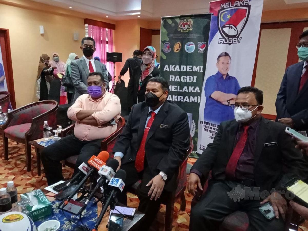 RAIS (duduk tengah) pada sidang media selepas Majlis  Perasmian Akademi Ragbi Melaka di Ayer Keroh, hari ini. FOTO MEOR RIDUWAN MEOR AHMAD