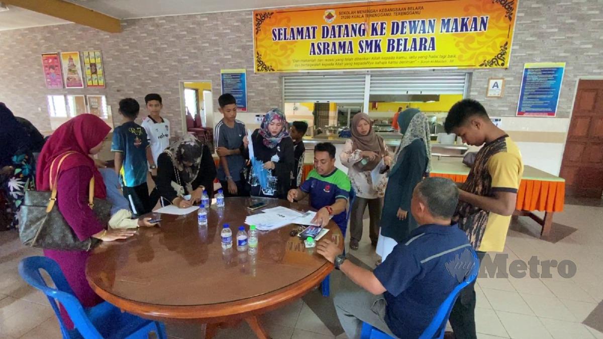 PELATIH Akademi Ragbi Terengganu melapor diri di asrama SMK Belara bagi menyertai program pembangunan ragbi negeri. FOTO PRNT