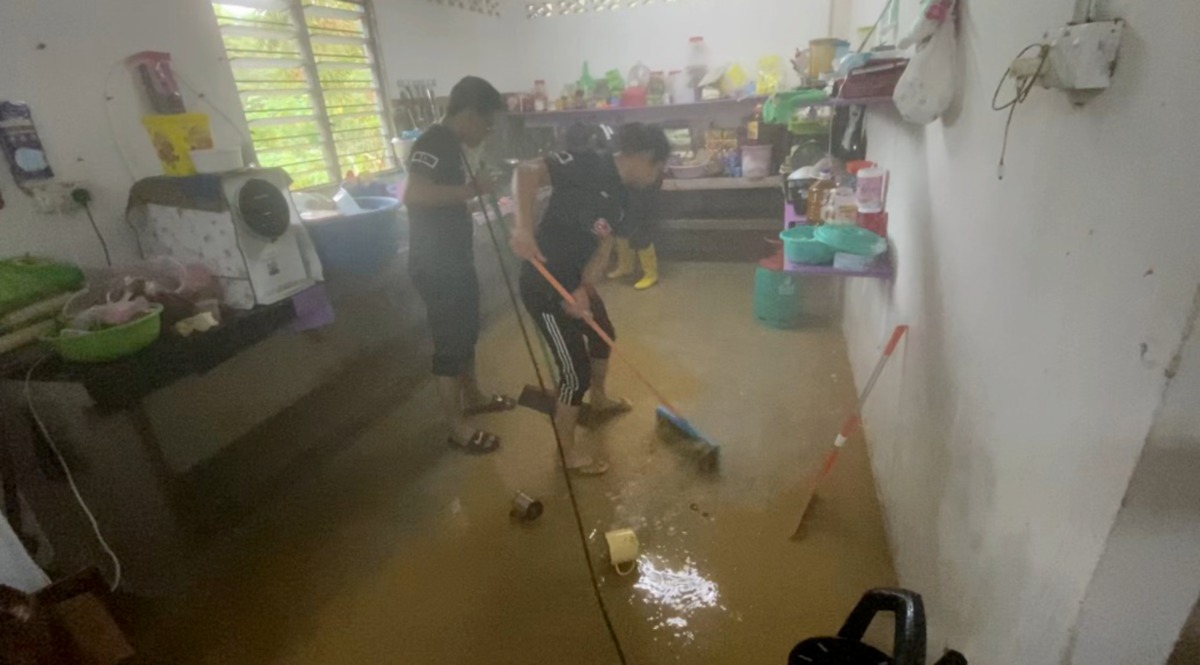 Pemain ragbi Terengganu bergotong-royong membersihkan rumah penduduk yang terjejas akibat banjir di Hulu Terengganu. FOTO Ihsan PRNT
