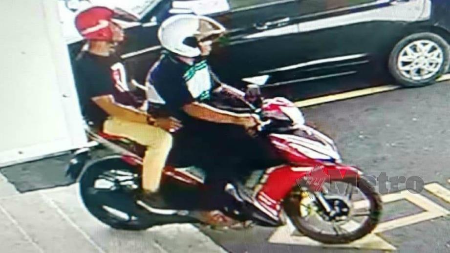 Rakaman CCTV menunjukkan dua lelaki menaiki motosikal yang disyaki meragut rantai leher berhampiran pintu masuk pasar raya di Semenyih, semalam. Foto Ihsan Pembaca