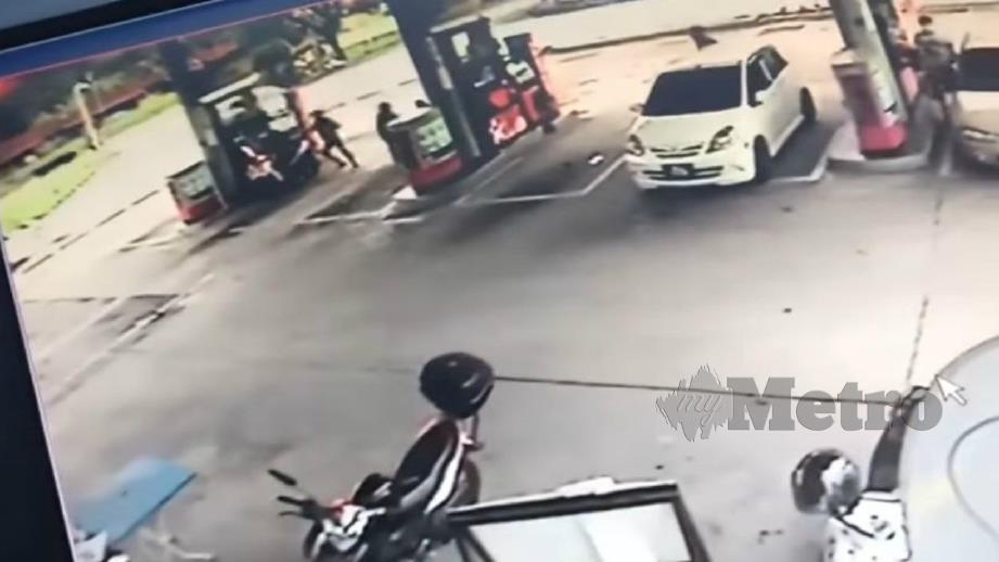 RAKAMAN CCTV yang menunjukkan wanita warga emas diragut ketika sedang mengisi minyak. FOTO Ihsan Polis. 