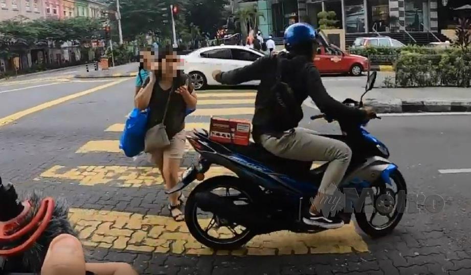 KEJADIAN penunggang motosikal meragut rantai leher wanita sedang berjalan melintas jalan berhampiran pusat beli-belah Sogo, 4 Julai lalu dirakam secara tidak sengaja oleh Imran Hakim Lamin. 