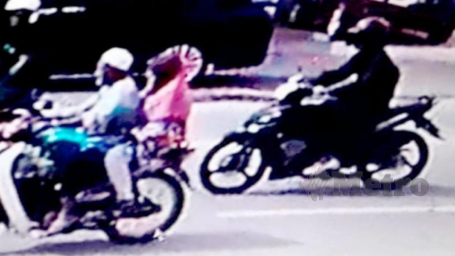 RAKAMAN CCTV menunjukkan suspek mengekori motosikal pasangan warga emas sebelum meragut beg wanita terbabit. FOTO IHSAN PEMBACA