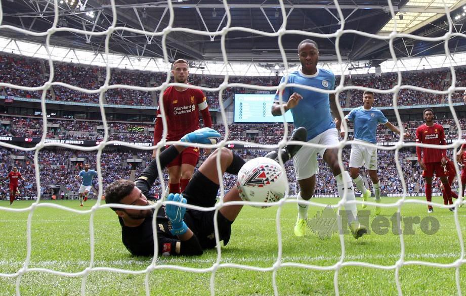 RAHEEM Sterling (tengah) menjaringkan gol pertama City. — FOTO Reuters