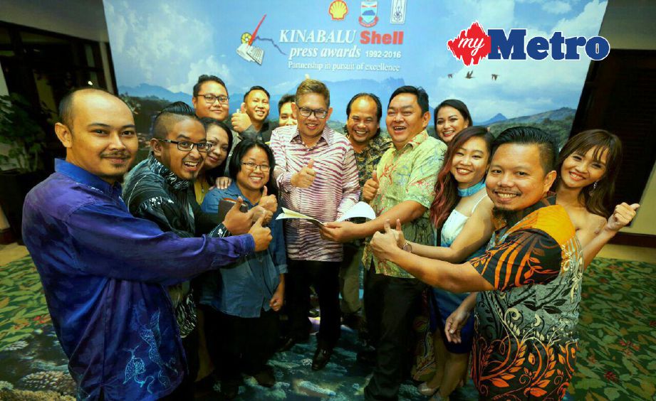 Abdul Jalil (tengah) meraikan wartawan dan jurugambar Kumpulan NSTP yang memenangi Anugerah Kewartawanan Shell-Kinabalu 2016, malam tadi. FOTO Malai Rosmah Tuah