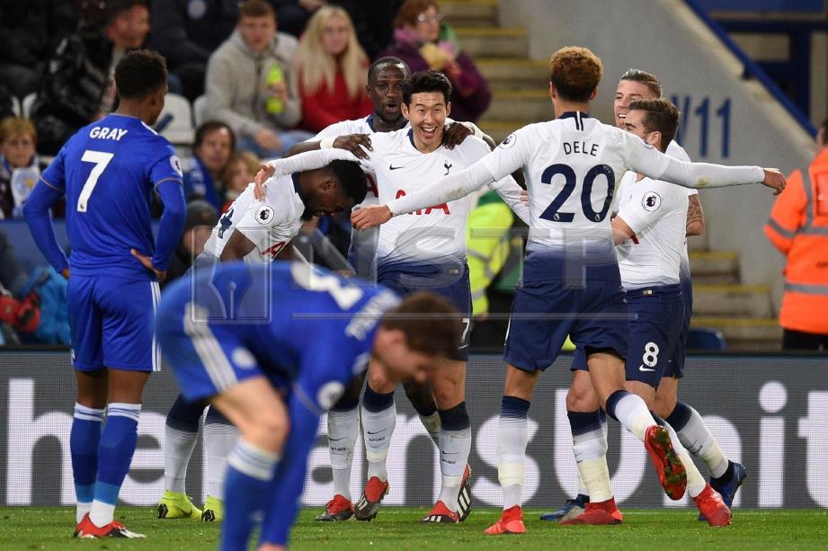 HEUNG Min (tengah) meraikan gol bersama rakan sepasukan. FOTO/AFP 