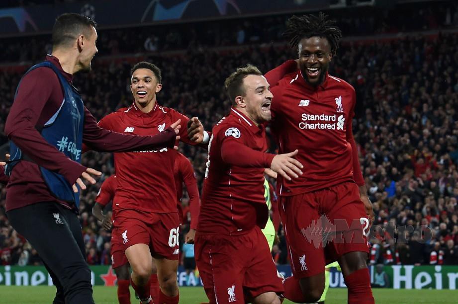 PENYERANG Liverpool, Divock Origi (kanan) meraikan jaringan bersama Xherdan Shaqiri selepas menyumbat gol keempat. — FOTO AFP