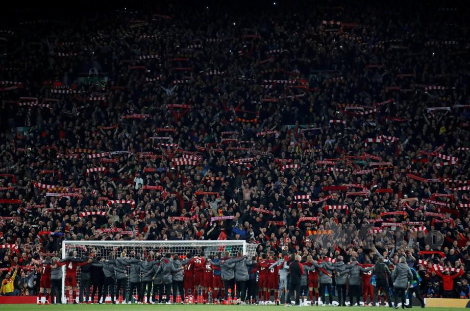 PEMAIN dan pegawai Liverpool meraikan kemenangan bersama peminat di Anfield. — FOTO Reuters