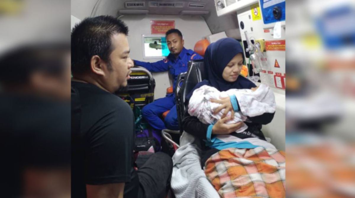 RAIHAN bersama bayinya menaiki ambulans untuk ke Klinik Kesihatan Seri Langkap. FOTO Ihsan APM.