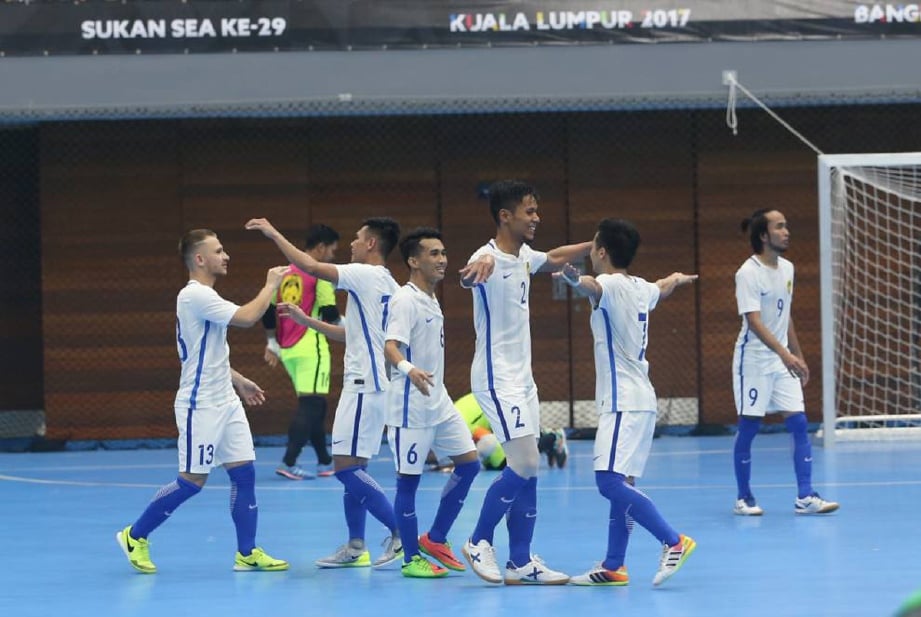 Pemain Malaysia meraikan kejayaan menewaskan Myanmar 5-4 aksi futsal lelaki di Stadium Panasonic Shah Alam, malam ini. - Foto EIZAIRI SHAMSUDIN