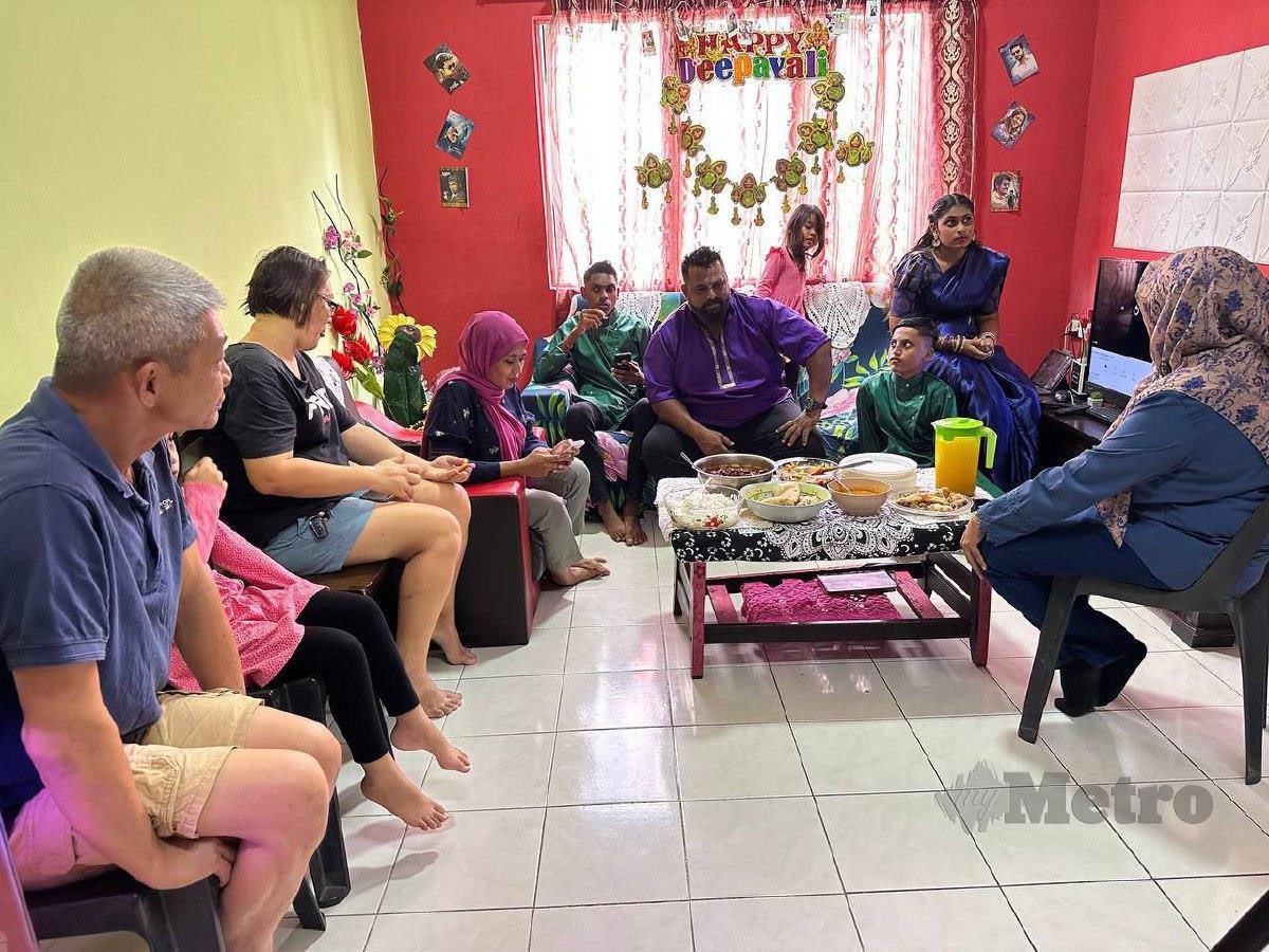 Rani bersama keluarga melayan tetamu yang hadir meraikan Depavali di rumahnya PPR Gua Musang. FOTO Paya Linda Yahya