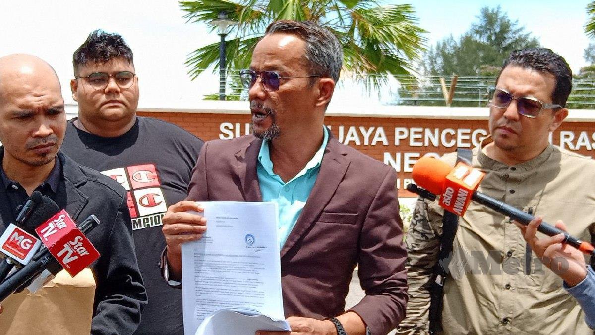 MOHD Zamri bersama AJK SAMM Melaka menunjukkan salinan laporan berserta dokumen sokongan berhubung skandal rasuah seks yang diserahkan kepada SPRM Melaka. FOTO Meor Riduwan Meor Ahmad