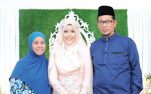 RAJA Farah bersama ibu bapanya.