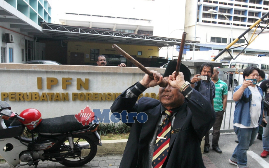 Gambar fail menunjukkan Ibrahim melakukan ritual semasa kes Kim Jong-nam di hadapan Hospital Kuala Lumpur (HKL).