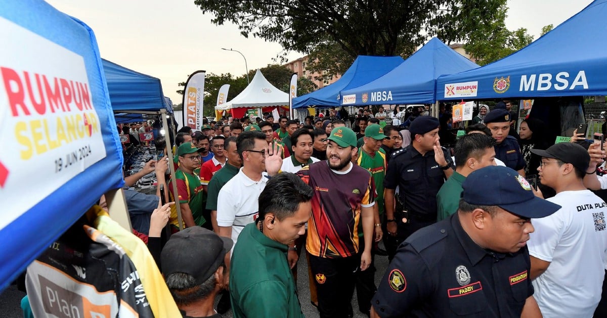 Raja Muda Selangor berkenan melawat pasar malam Seksyen 7