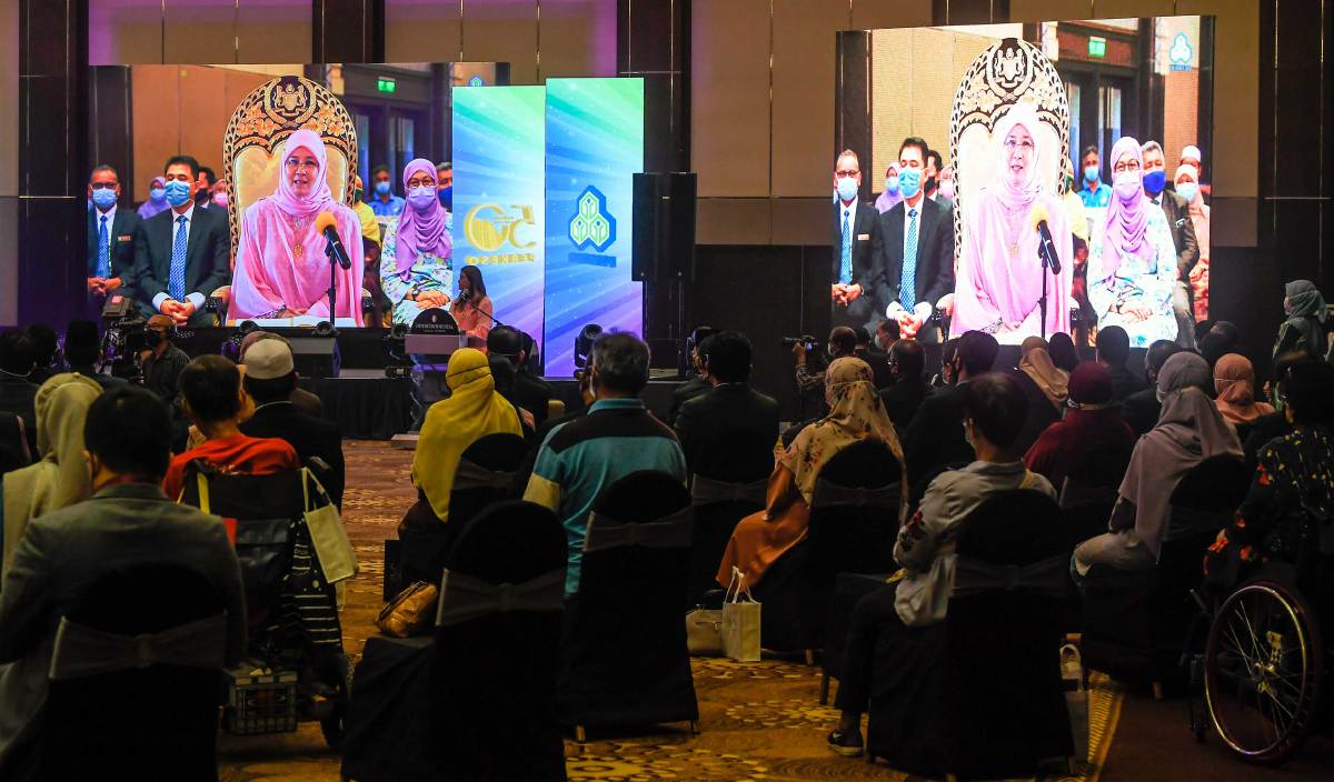 RAJA Permaisuri Agong Tunku Hajah Azizah Aminah Maimunah Iskandariah berkenan menyampaikan titah ucapan secara maya pada Majlis Pelancaran Perkeso 'Functional Adaptive Clothing'. FOTO BERNAMA