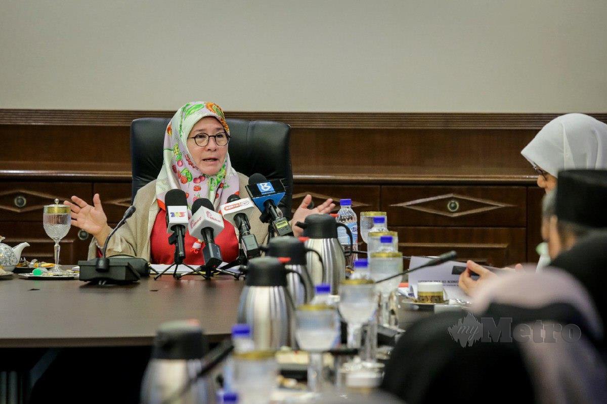 RAJA Permaisuri Agong, Tunku Hajah Azizah Aminah Maimunah Iskandariah berkenan bertitah pada sidang media sempena Persidangan Persatuan Wanita Desa Sedunia ke-30. FOTO Asyraf Hamzah