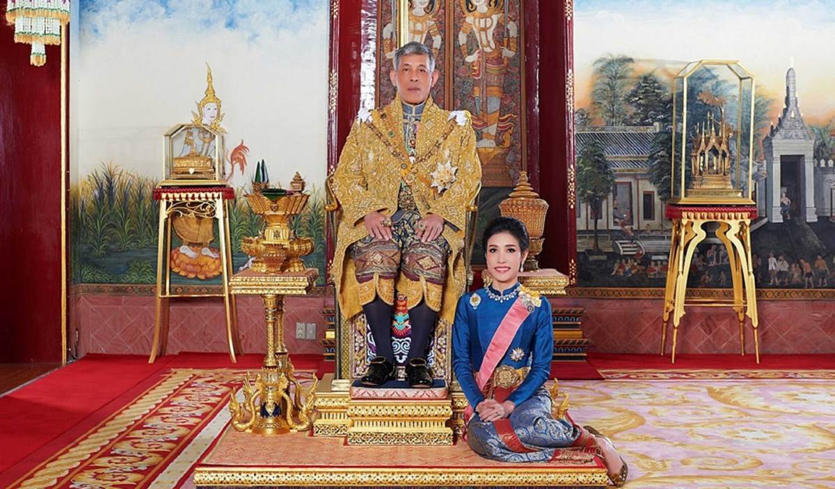 RAJA Thailand, Maha Vajiralongkorn bersama peneman diraja, Sineenat ‘Koi’ Wongvajirapakdi. FOTO AFP