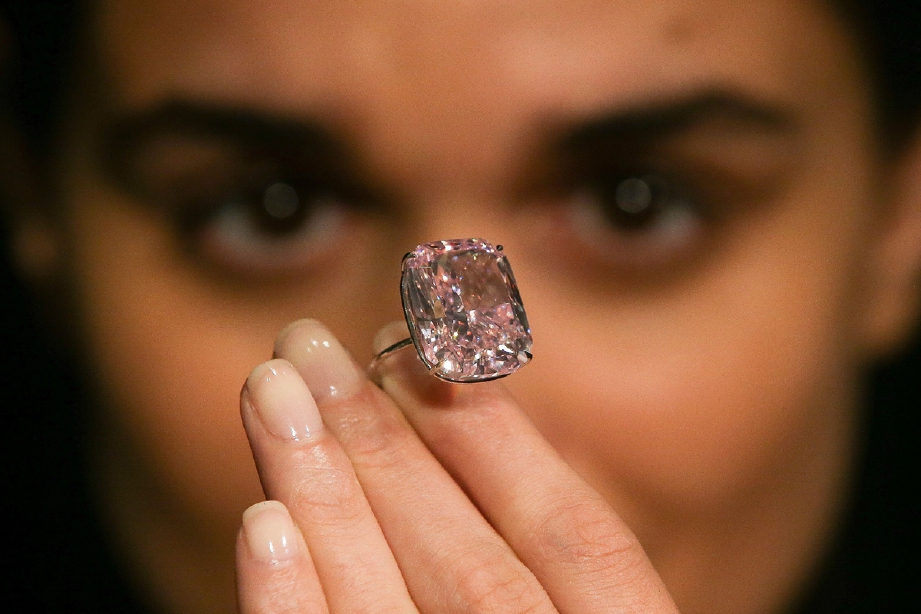 'The Raj Pink', berlian merah jambu seberat 37.3 karat yang akan dilelong di Geneva, bulan depan. - Foto AFP