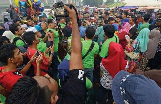 KEHADIRAN Tun Mahathir menarik peserta dan orang ramai untuk mendekati beliau.